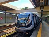 Trem do MetrôRio parado na plataforma de uma estação.