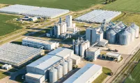 Vista aérea de um complexo de armazenagem de grãos, com silos e galpões.