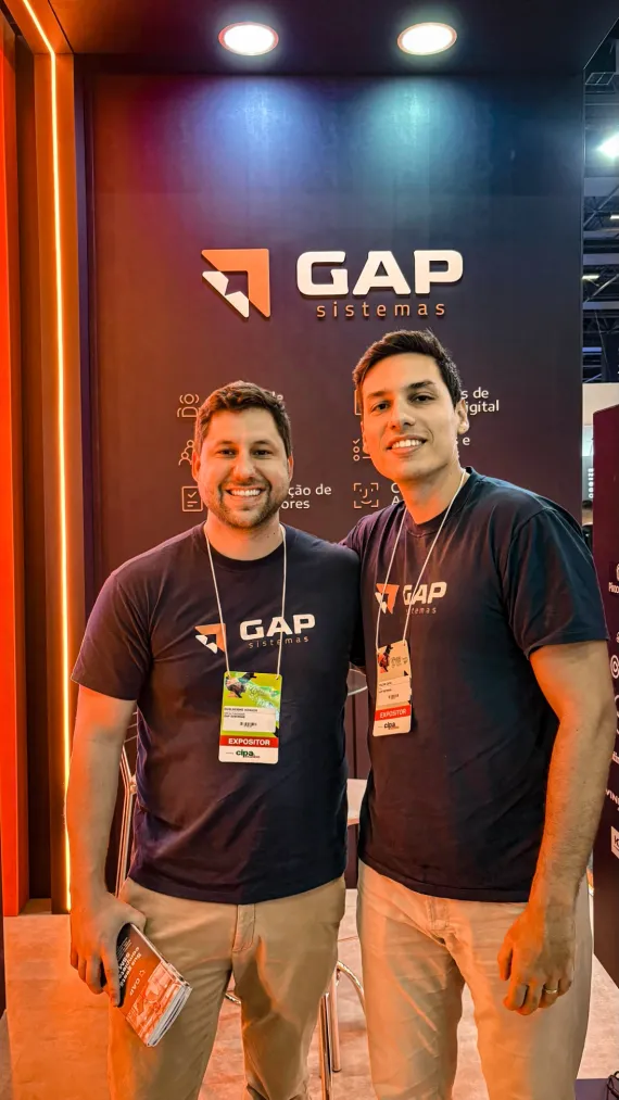 Guilherme Neves Herker y Felipe Gaya Scandiffio, fundadores de GAP Sistemas, en el stand de la empresa