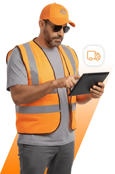 Homem de boné utilizando um tablet