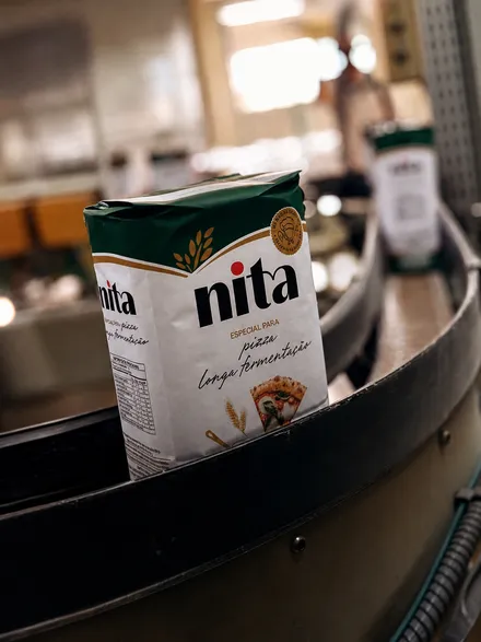 Pacote de farinha Nita especial para pizza de longa fermentação na esteira da linha de produção