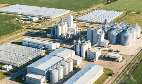 produtor rural em uma lavoura, mexendo em um tablet