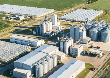 produtor rural em uma lavoura, mexendo em um tablet