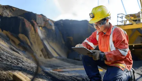 Trabalhador de mineracao com EPIs e SSMA da GAP