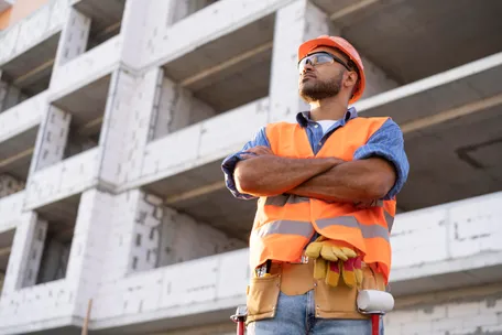Trabalhador em canteiro de obras com seguranca da GAP